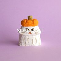 木彫り人形 　かぼちゃ帽子のペルシャねこ　 4センチ幅
