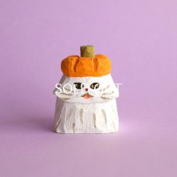 画像1: 木彫り人形 　かぼちゃ帽子のペルシャねこ　 4センチ幅